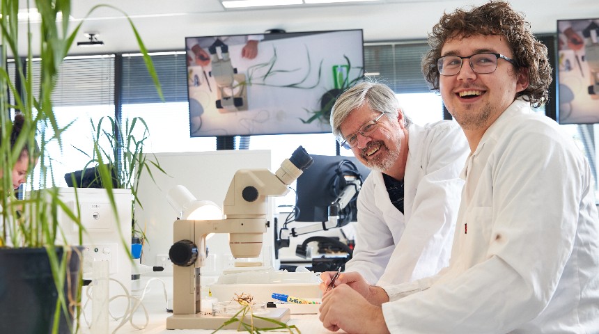 Scientists at microscope in Flexilab
