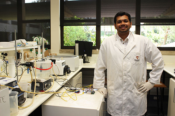 Vishnu Ravisankar posing in engineering lab
